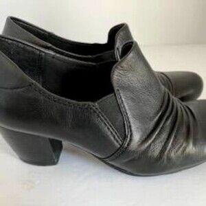𝅺BARETRAPS Black Ankle Booties size 6